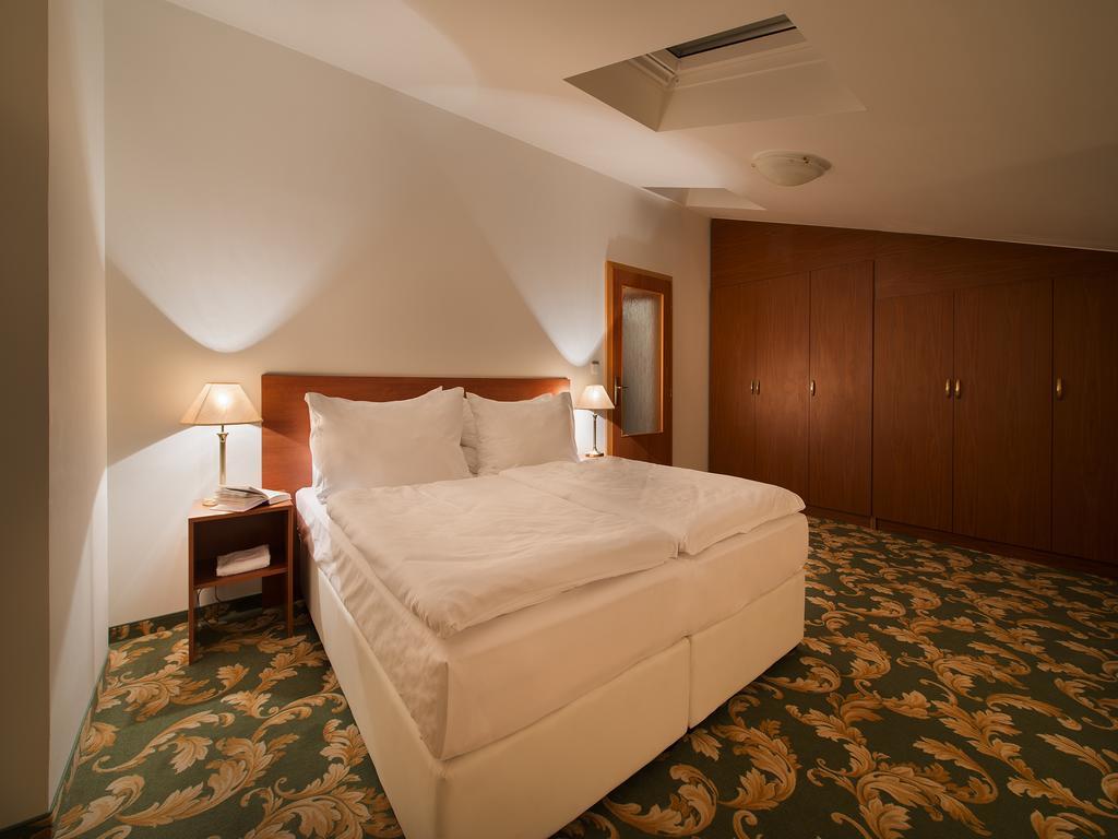 Ea Hotel Elefant Карлови Вари Екстериор снимка