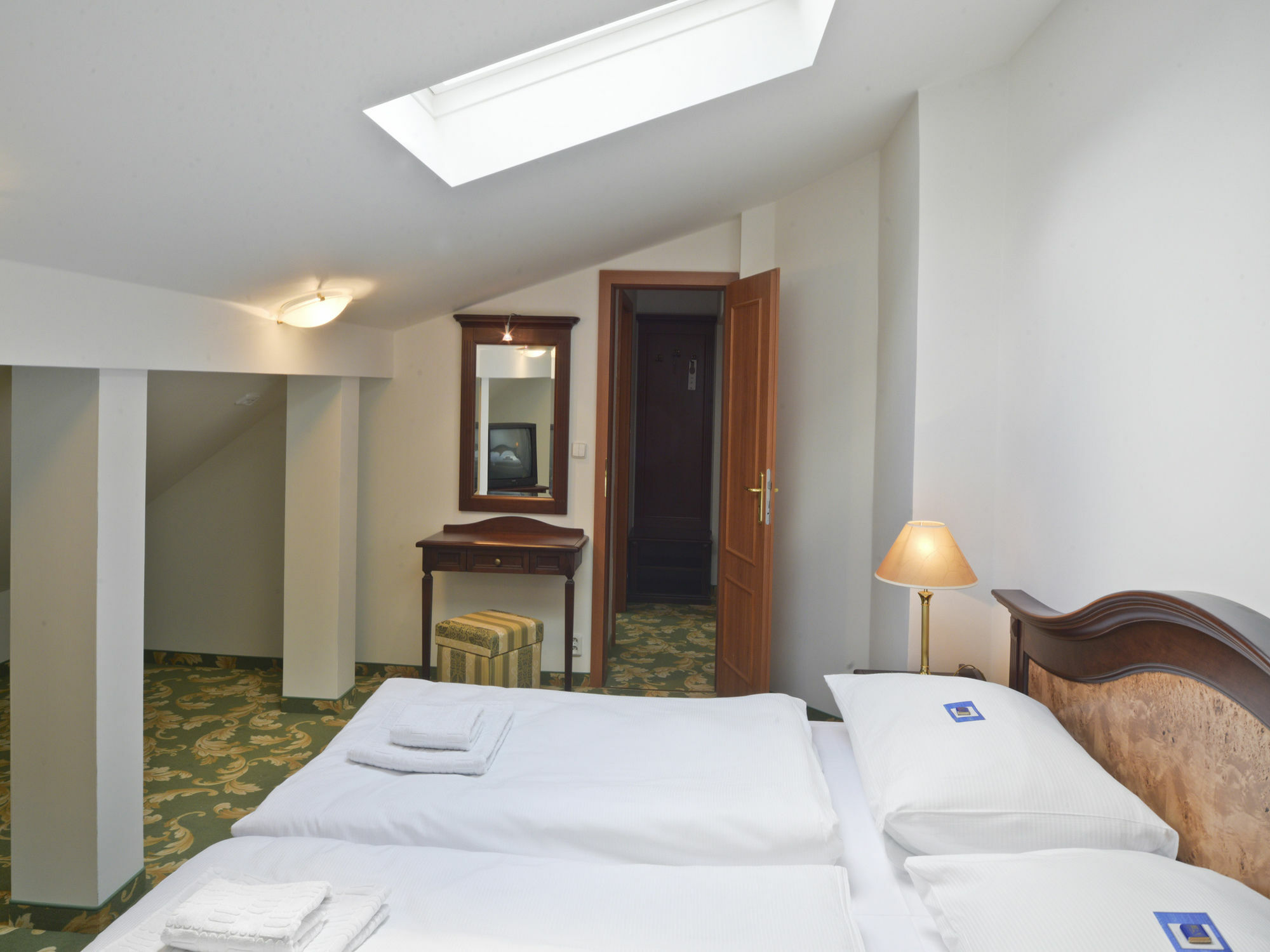 Ea Hotel Elefant Карлови Вари Екстериор снимка